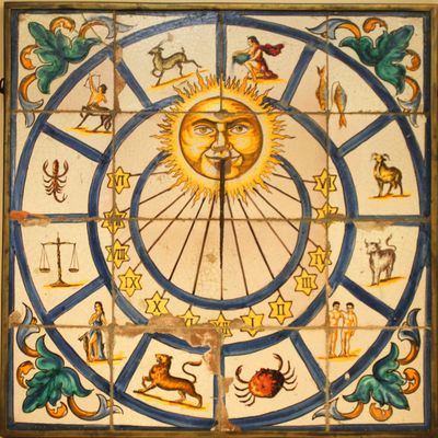 Zonnewijzer,  fayence tegelplateau in messing frame