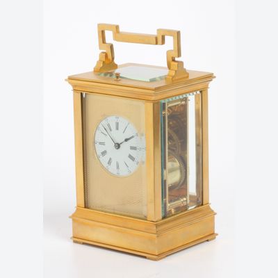 Een Franse verguld messing reisklok 'Anglaise' kast met slagwerk, circa 1880.