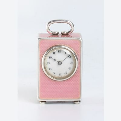 Een miniatuur Zwitsers zilveren roze transparant guilloche email klokje, circa 1900