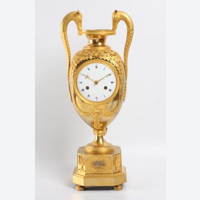 Een grote Franse Empire verguld bronzen vaaspendule met fabeldieren, circa 1800