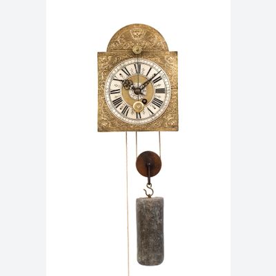 Een Zwitserse messing en ijzeren 'Kuhschwanz' wandklok, circa 1720