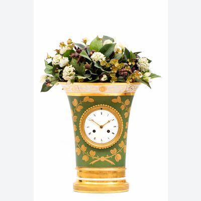 Een fraaie Franse Empire porseleinen vaas pendule, circa 1800