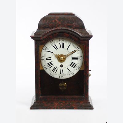 Een kleine Zwitserse 'Neuchâteloise' wandklok, circa 1740