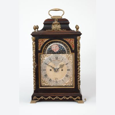 Een Engelse tafelklok met maan en datum voor de Hollandse markt, James Smith London, circa 1770.