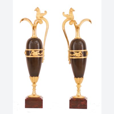 Een paar empire gepatineerd brons en vuurvergulden sierkannen, Circa 1810