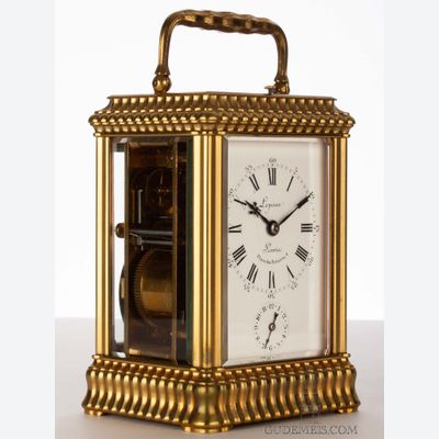 Een Franse verguld messing reisklok met een zeldzame ‘robbelkast’, Lepine, circa 1880.