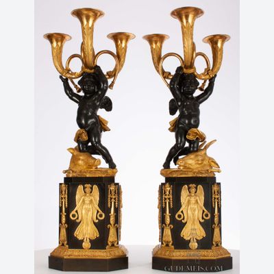 Een paar Franse Empire verguld en gepatineerd bronzen sculpturale kandelaars, circa 1800