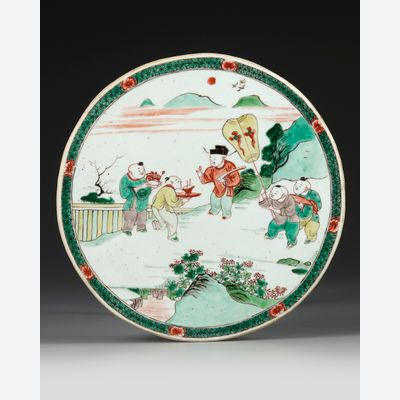 EINE CHINESISCHE FAMILLE-VERTE-RUNDE PLATTE, KANGXI-PERIODE (1662-1722)