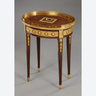 Ovaal Russisch tafeltje, vermoedelijk Sint Petersburg