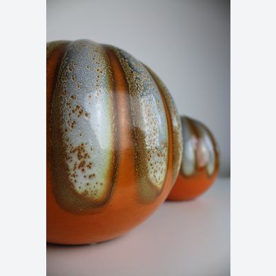 LJ Muller, plateelbakkerij Zuid-Holland, two pumpkin-shaped ball vases with Muvelee decor.