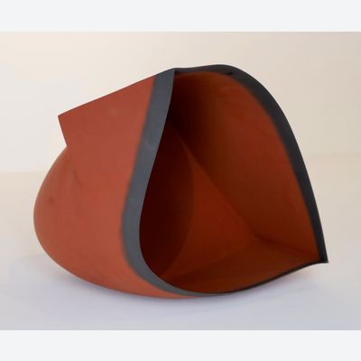 Wouter Dam, (1957), sculpturaal terracotta object met zwarte  rand, 1995