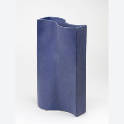 Jan van der Vaart, Wellenförmige blau glasierte Vase, multiple, 1999
