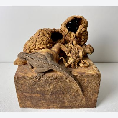 Marion Askjaer Veld, (Strib Dänemark 1943), handgeformte Tonskulptur von Reptilien, hergestellt in eigenem Atelier Arnhem 1974.