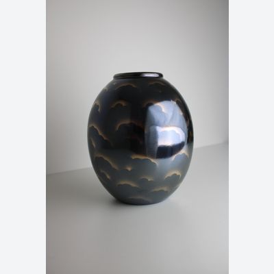 Villeroy und Boch, Luxemburg, ca. 1920, Art-Deco-Vase mit dunklem Hintergrund und metallischer Dekoration.