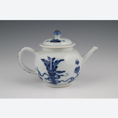 A Chinese porcelain teapot