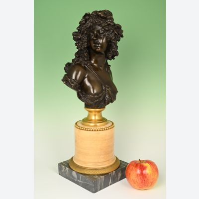 Een bronzen buste, voorstellende een Bacchante.