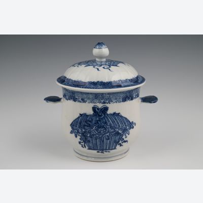 A Chinese porcelain sugar candy pot with cover