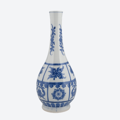 A Chinese porcelain vase