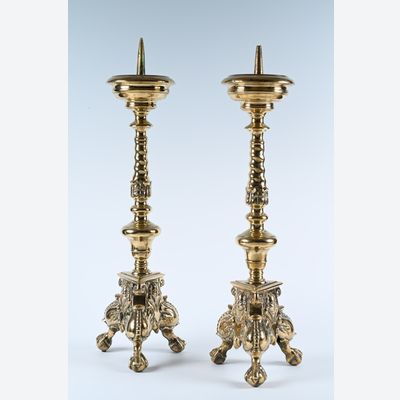 Een stel 17de eeuwse bronzen kandelaars