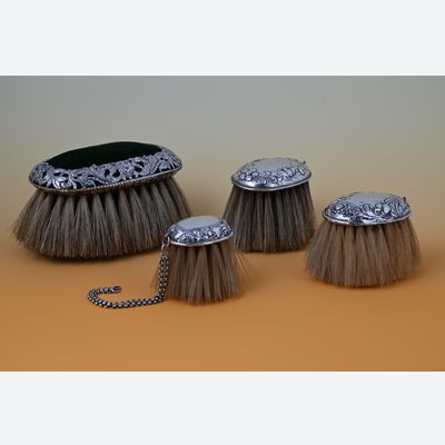 Vier borstels met zilveren montering, 1500,- voor de set.