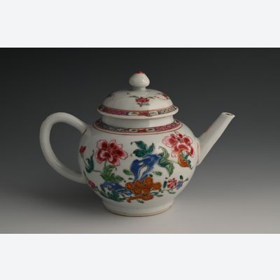 A Chinese Famille Rose teapot