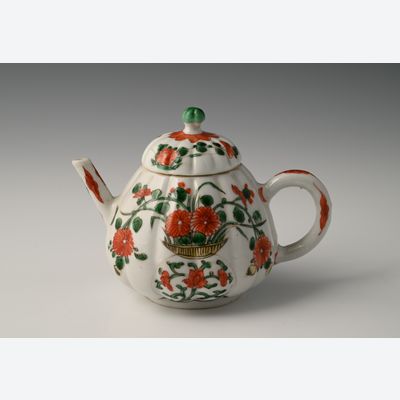 A Chinese porcelain teapot