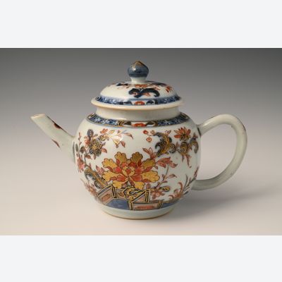 A Chinese porcelain Imari teapot with floral decor