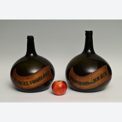 Ein paar grüne Likörgläserflaschen