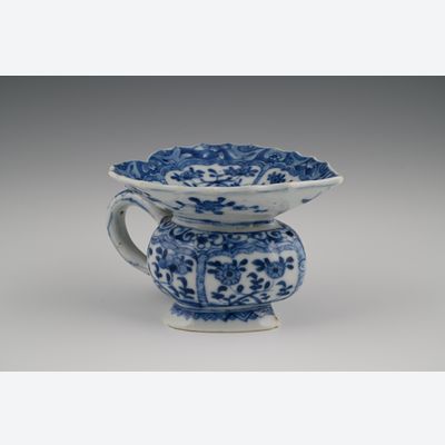 A Chinese porcelain spittoon