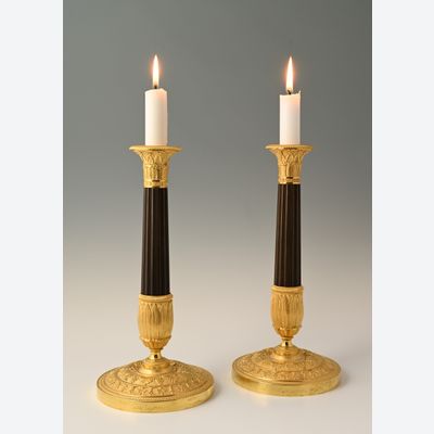 Een stel Empire kandelaars