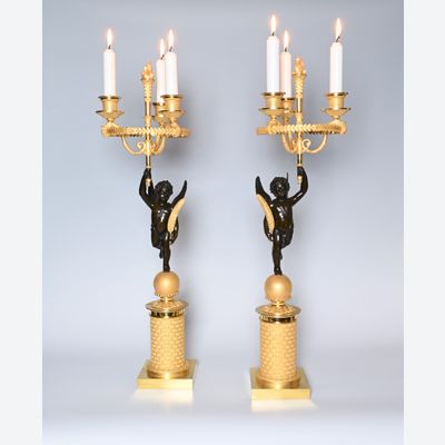 Ein paar große Empire-Kerzenständer
