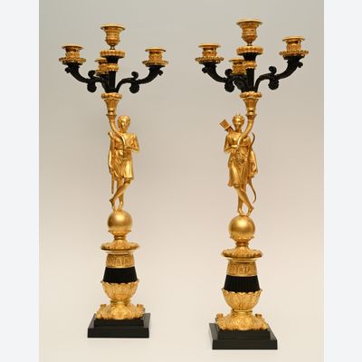 Een stel grote Empire kandelaars