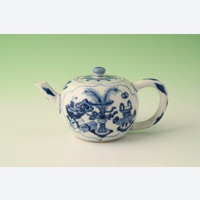A KangXi blue and white porcelain teapot c.1700.