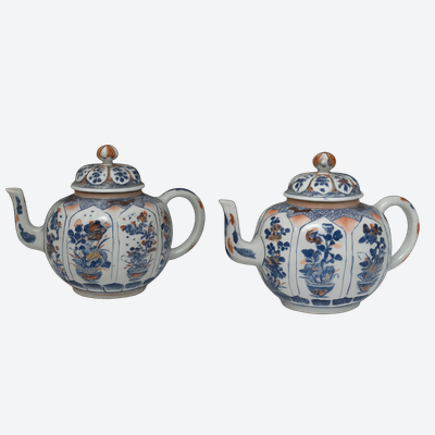 Een paar grote Chinese Imari theepotten