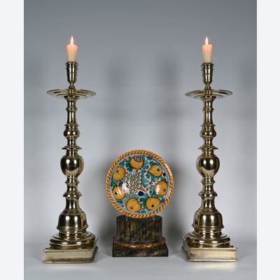 Een zeldzaam paar grote geelkoperen kandelaars met vierkante voet.