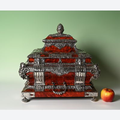 Een zeldzaam documenten kist bekleed met schildpad en zilver.