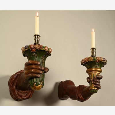 Een paar koloniale wand-armen