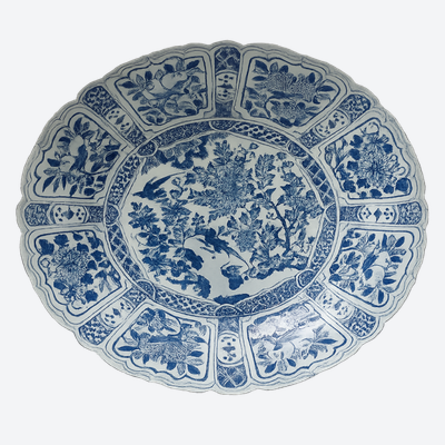 Een Chinees porseleinen 'kraak' schotel