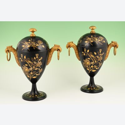 Een stel Hollandse gelakte tinnen kastanje vazen.