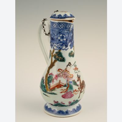 Een Chinees porseleinen schenkkannetje