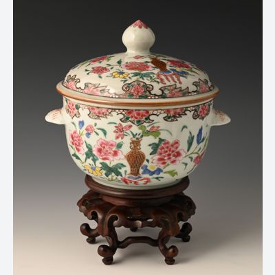 A Chinese porcelain Famille Rose lidded jar