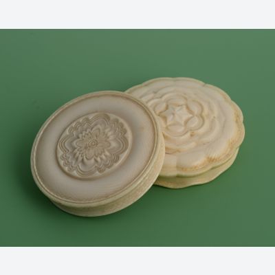 Een ivoren kunst draaiwerk dekseldoosje