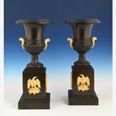 Een paar Empire siervazen