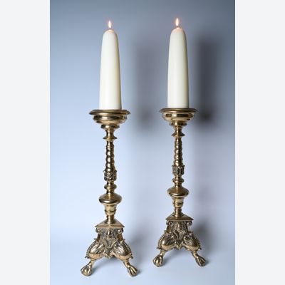 Een stel bronzen kandelaars