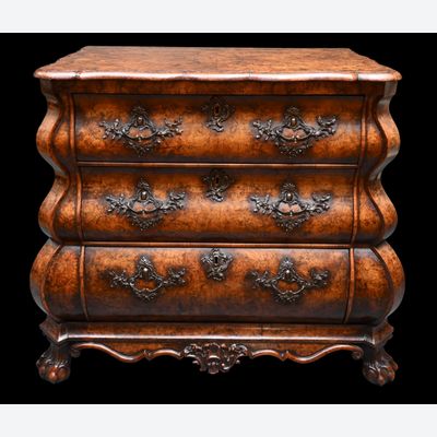 Driemaal gebogen, 18de eeuwse Hollandse commode.