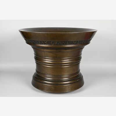 Een zeer grote bronzen vijzel