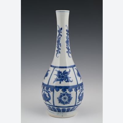 A Chinese porcelain vase
