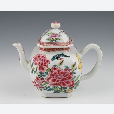Ein chinesisches Porzellan Famille-Rose-Teegefäß