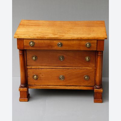 Empire miniatuur commode