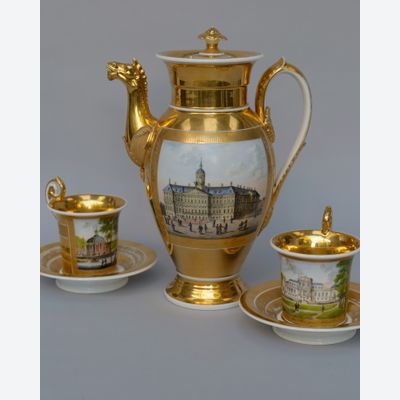 Deux tasses et soucoupes Empire et une cafetière, peintes avec des vues de villes hollandaises.
